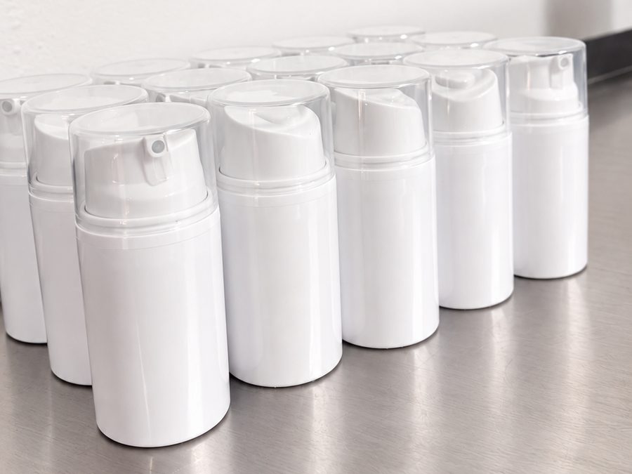 Флаконы airless для косметики с пептидами на производственном столе
